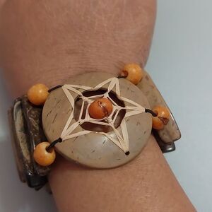 Artisan Hancrafted Star Design Coconut Wood Bead Resin Stretch Bracelet Exotic